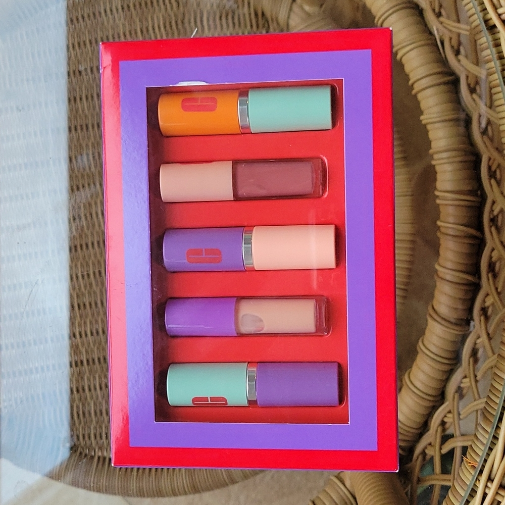 Clinque plenty of Pop lip set